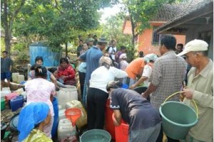 Warga Cihanjaro berebur air bersi bantuan dari Polres Kuningan.